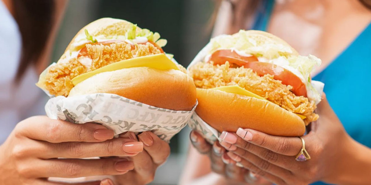 La combinación perfecta: Pollo frito y maratones de series