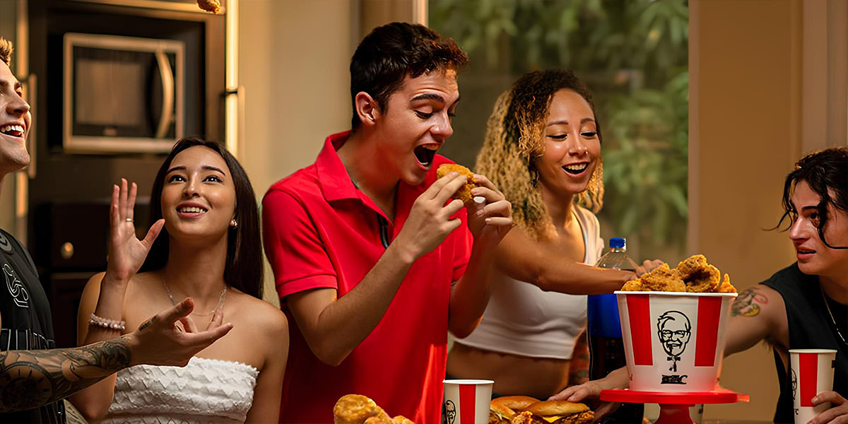 La combinación perfecta: Pollo frito y maratones de series