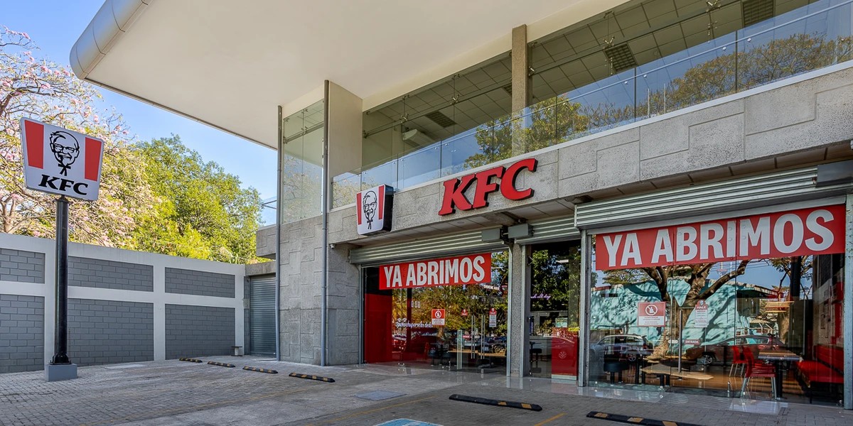 La combinación perfecta: Pollo frito y maratones de series