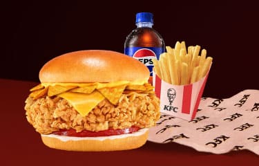 COMBO DORITOS CHICKEN SANDWICH.